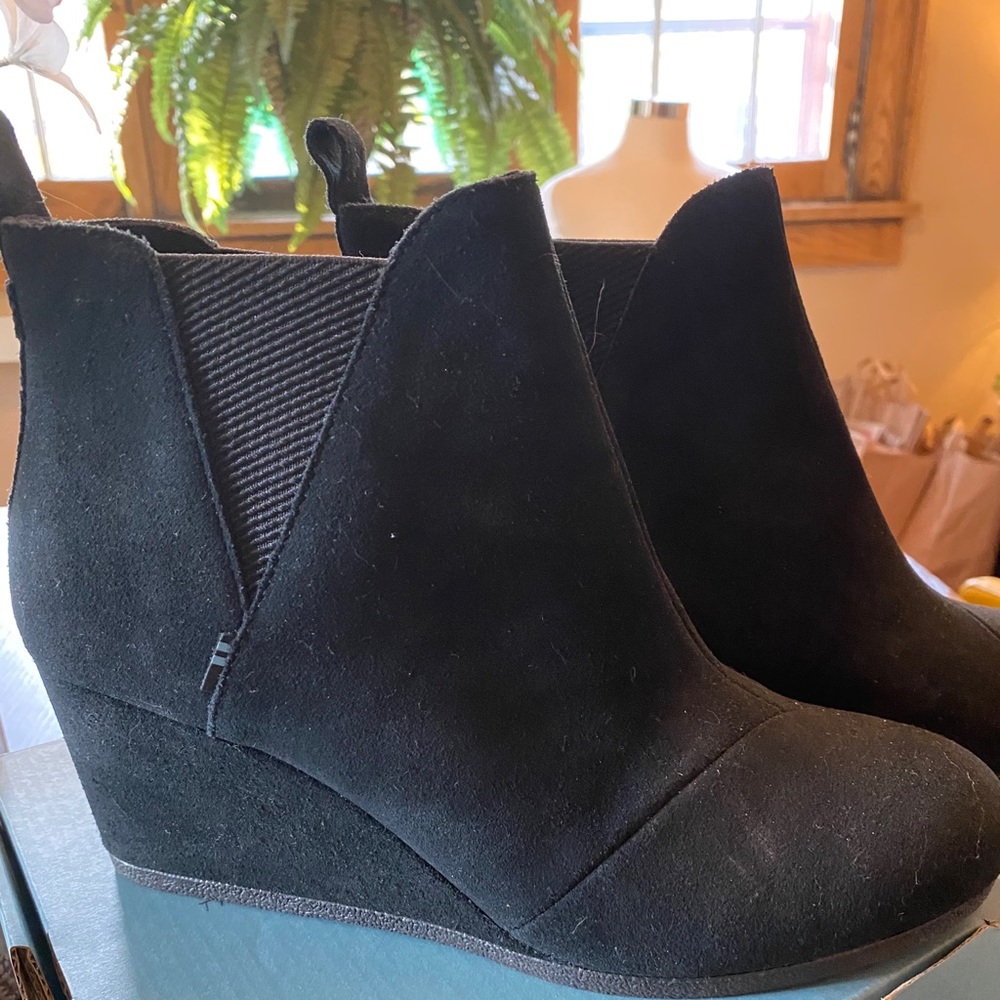 TOMS NIB Kelsey Black Suede Bootie